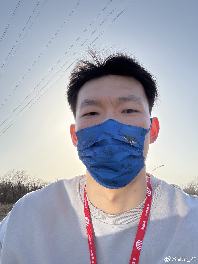 悠閑！周琦騎京牌電動(dòng)車出行：太陽出來了 開京牌兜兜風(fēng)！