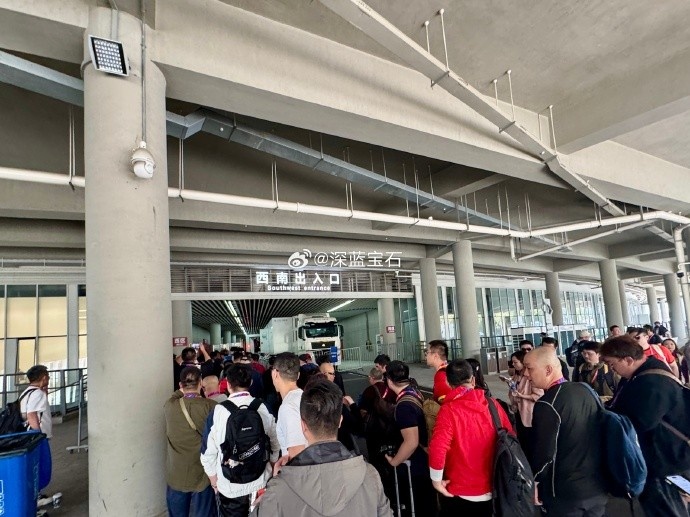 盛況空前！記者曬照：距離中澳之戰(zhàn)還有三小時(shí)，現(xiàn)場(chǎng)記者已超百名