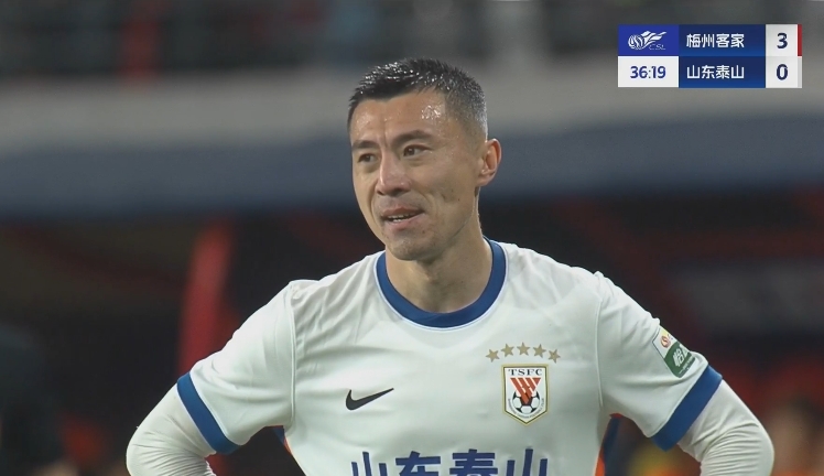34分鐘0-3落后！36歲鄭錚苦笑36歲大雷沮喪 替補席黃政宇神態(tài)輕松