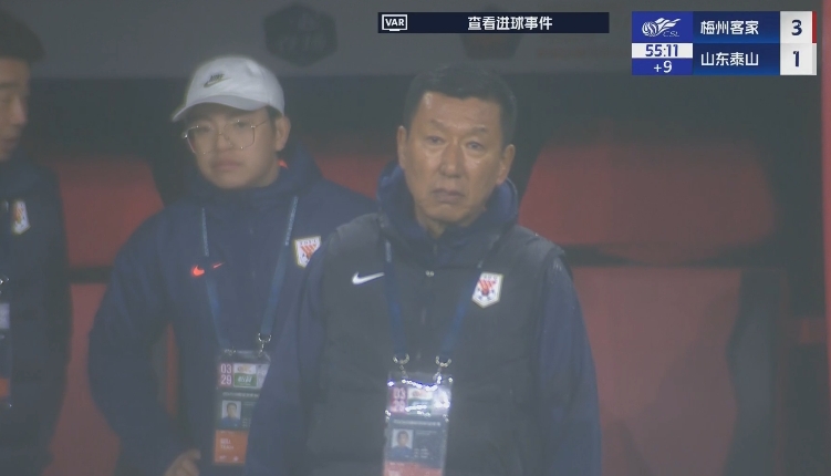 半場1-3落后遞補(bǔ)隊(duì)！場邊的崔康熙表情焦急