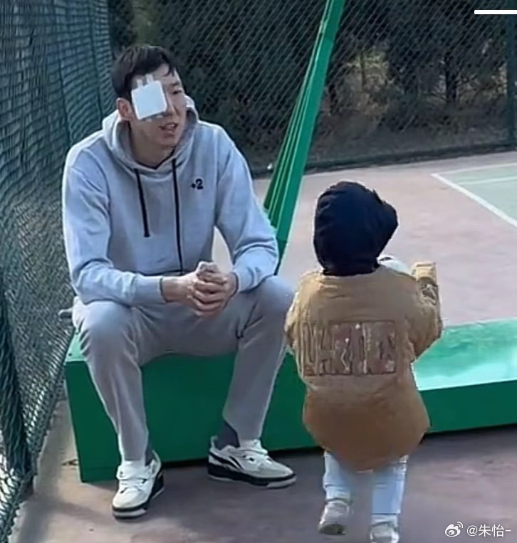 顧家好男人！記者曬出周琦手術(shù)后回歸家庭帶娃照片